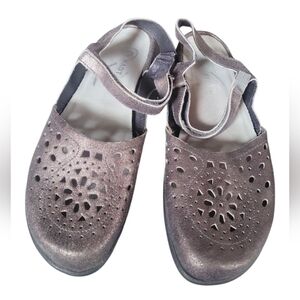 Naot Women's Shimmery Metallic Cutout Strappy Mary Jane Closed Toe Sandals 41